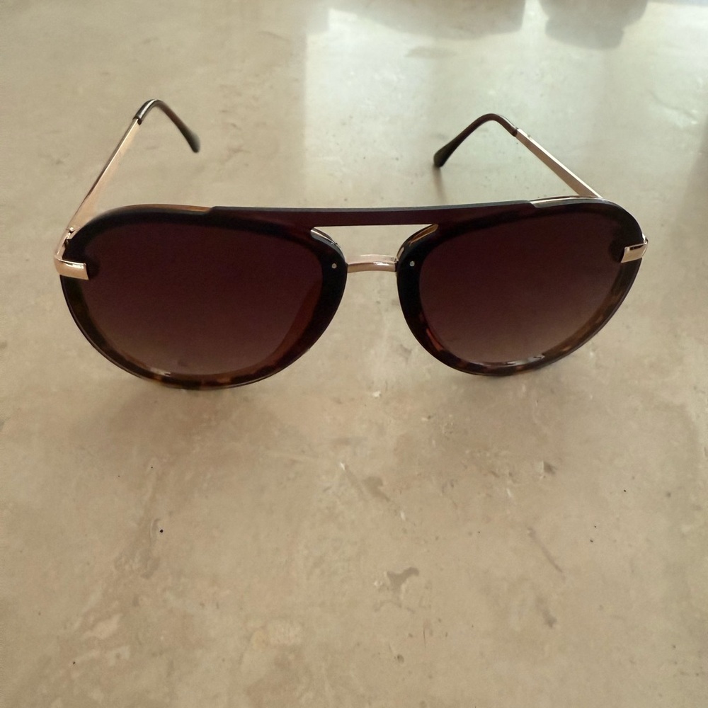 Vince Camuto women’s aviator sunglasses